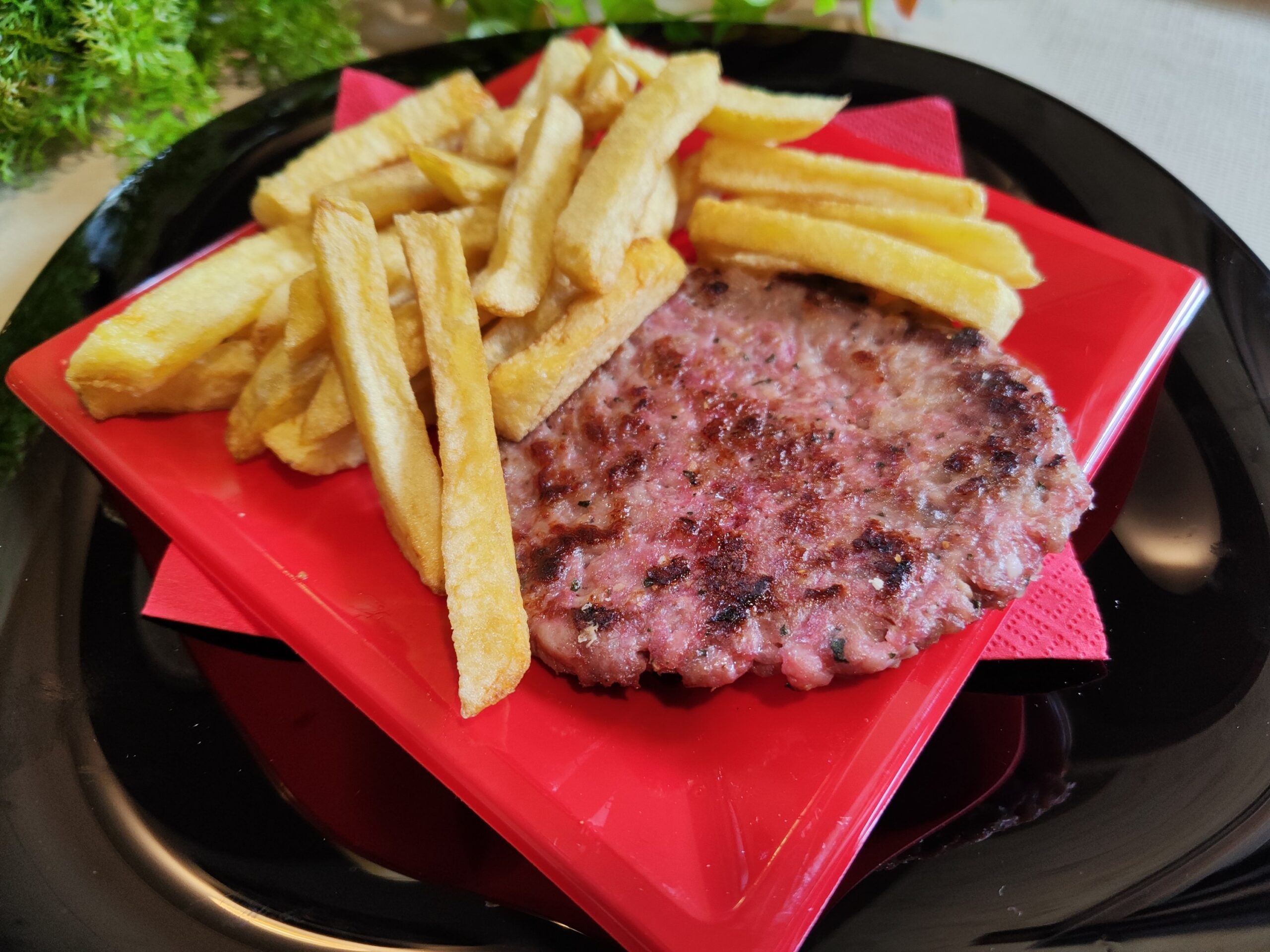 Carne de Hamburguesa (140 gr) con Patatas - Ole Papi Santa Pola