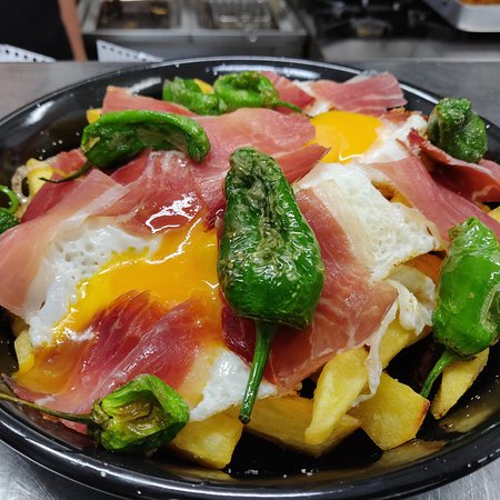 Huevos Rotos con Jamón y Pimientos Padrón - Ole Papi Santa Pola